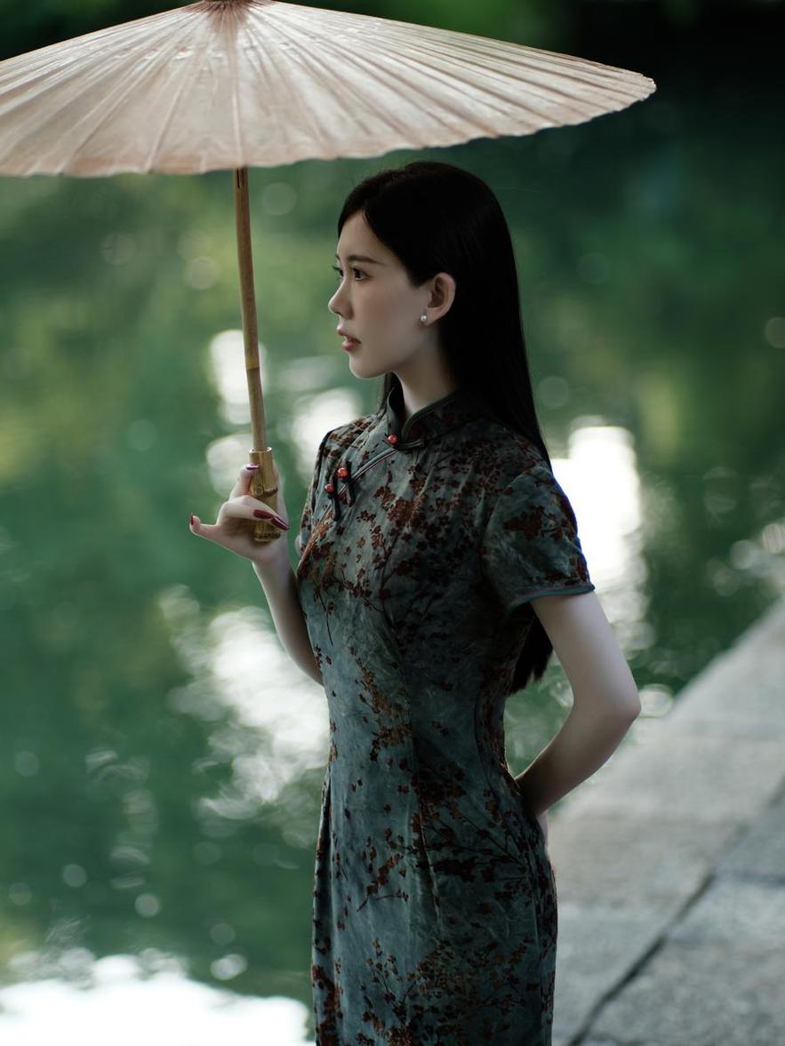 chloe霏霏霏微博照片：众说纷纭的cos赏析