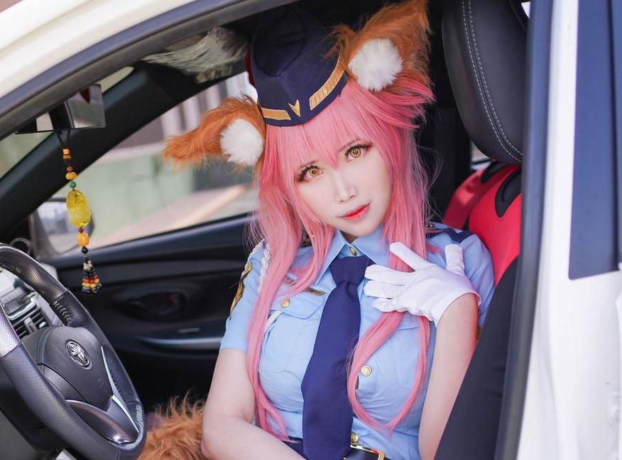 优美拍摄的 kaya萱圣路易斯礼服，带您进入魔幻世界