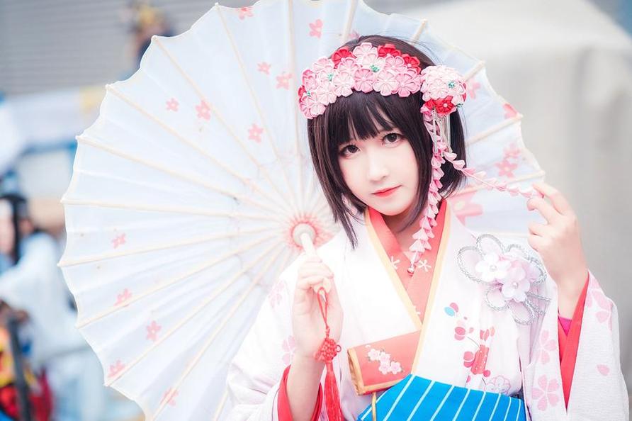 花海背景下的三度69花嫁美图曝光