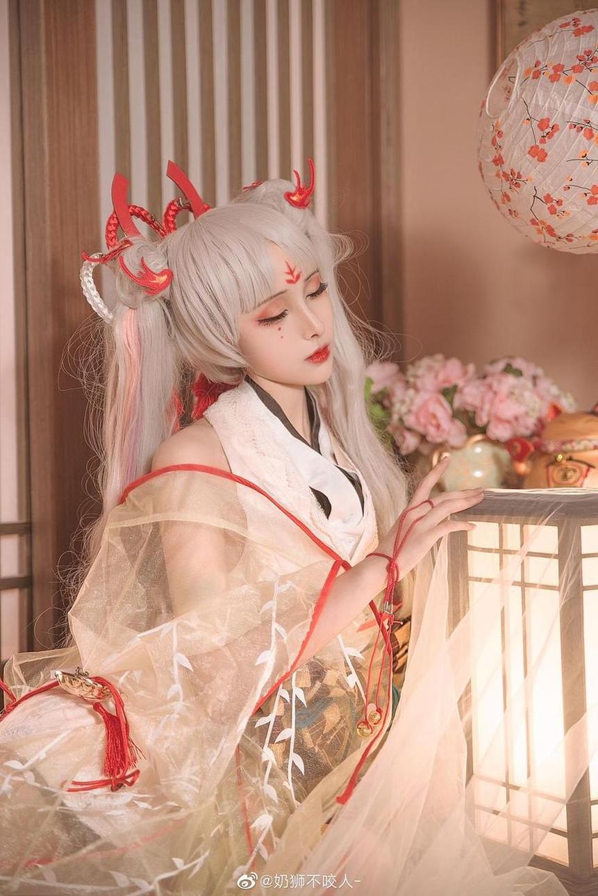 充满活力和诗意的奶狮不咬人cos所有作品图片，将给你的壁纸带来不一样的生气。