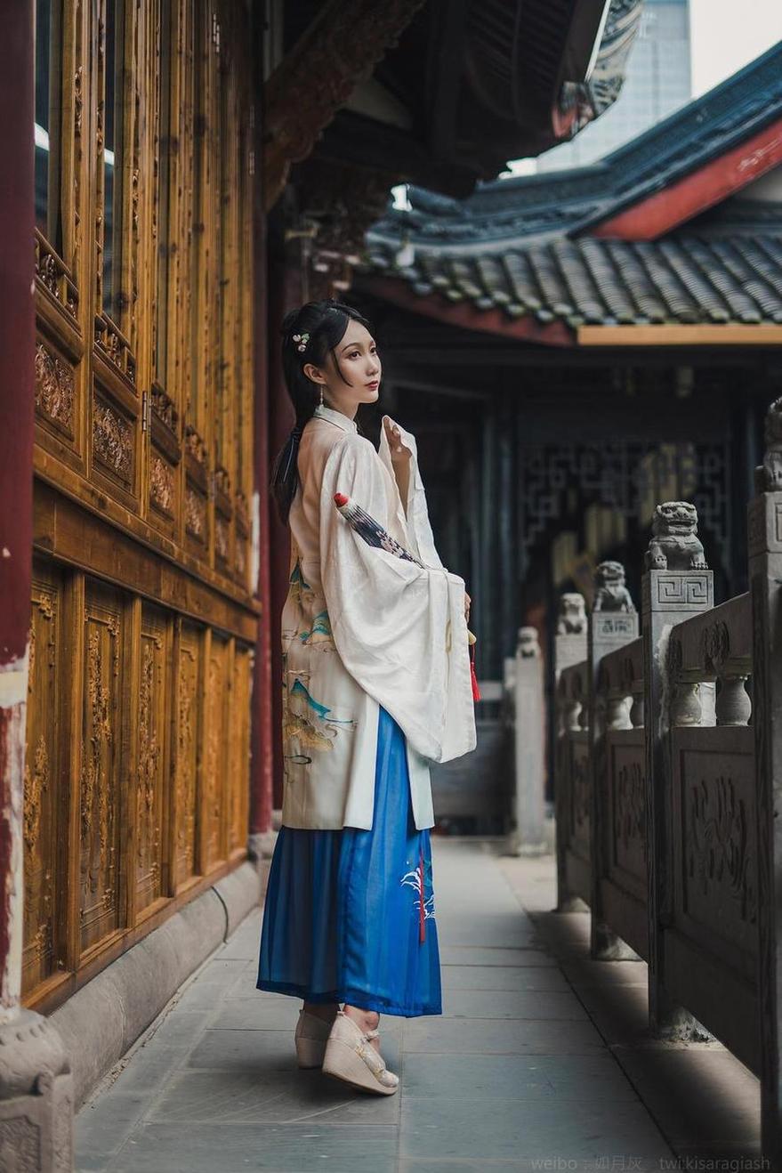 如月灰cos镜：分享摄影技巧，让您cos也如此迷人