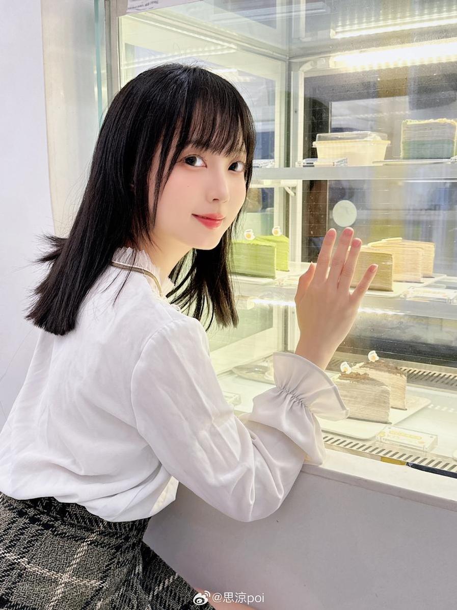 思凉poi黑礼服，红唇深宅惹人瞩目的作品