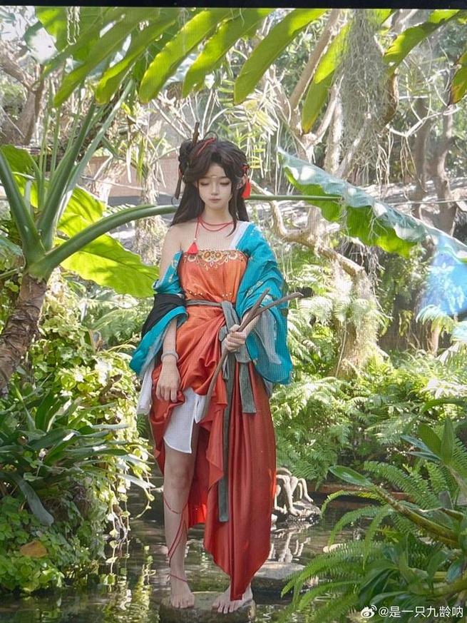 是一只九龄一米七，这个cos作品的原图比任何美图都更让人惊叹！