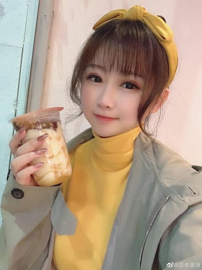 独具匠心的是依酱呀灰色睡衣，摄影家为你呈现完美细节