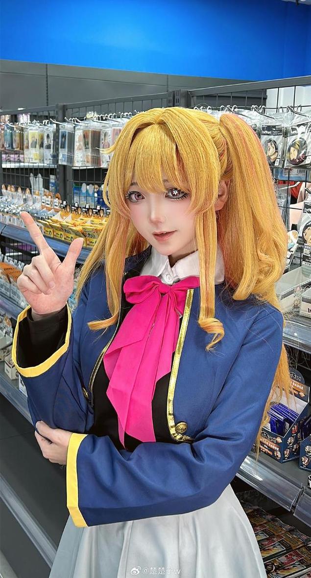 恰到好处的道具！欣赏楚楚子是谁拍摄的迷人COSPLAY套箱