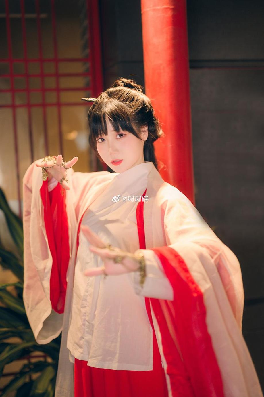 焖焖碳cosplay照片：再现经典，献上致敬