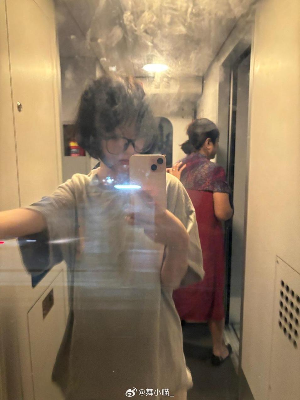 精选多张次元舞见舞小喵的美图，共赏诱人风姿。