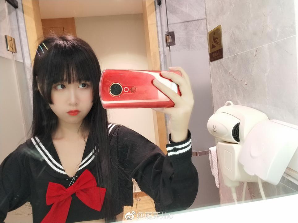 萌芽儿的个人资料中有如此多的美图，让你欣赏到她的无限魅力