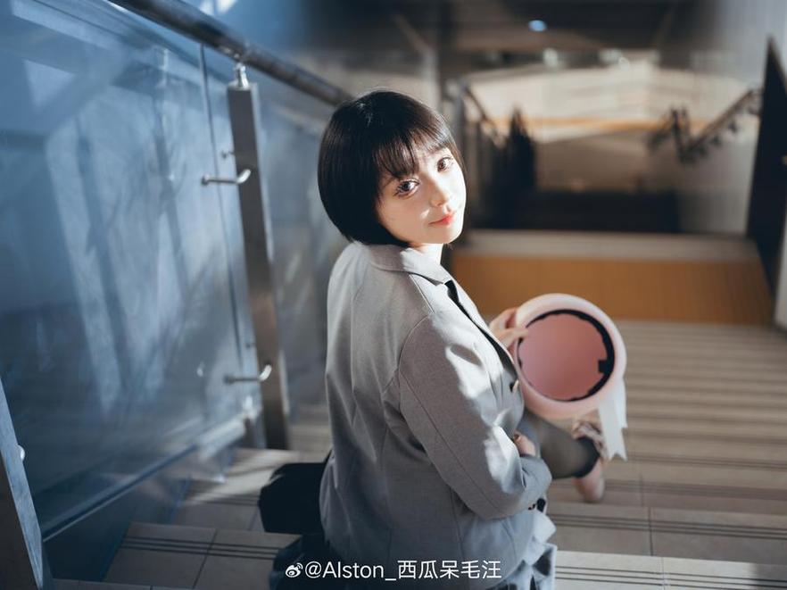 西瓜呆毛汪女朋友最新美图，舒适耳目一新