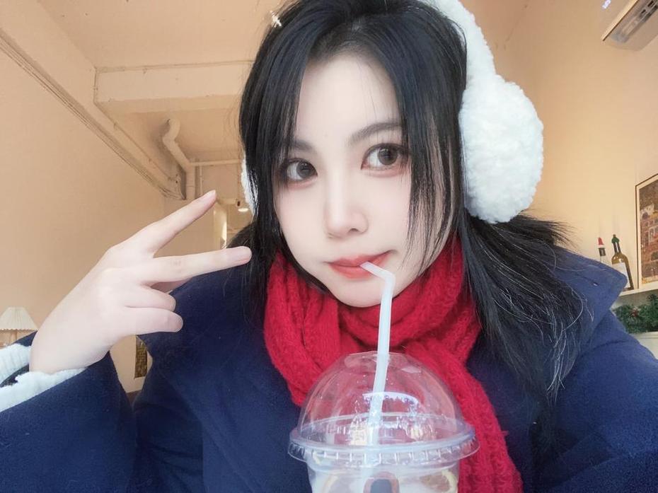 逐月su怎么会有这么色气，照片中的神态让人动容不已
