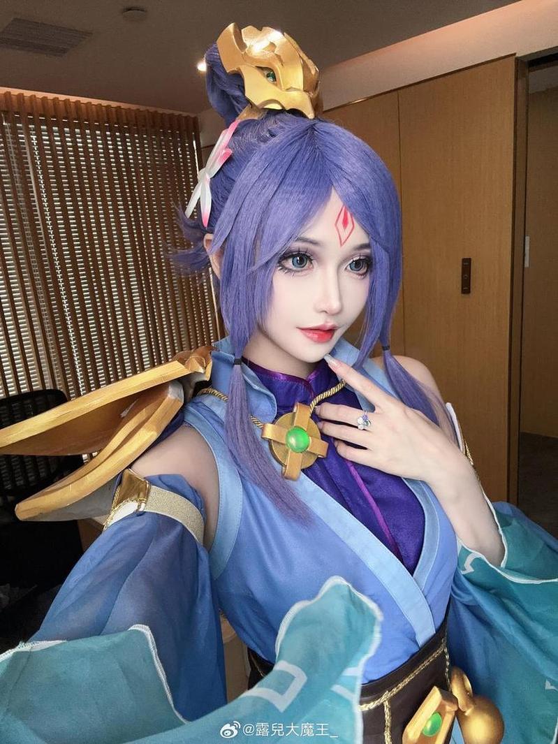 拥有无数粉丝的露儿大魔王千仞雪的精美照片
