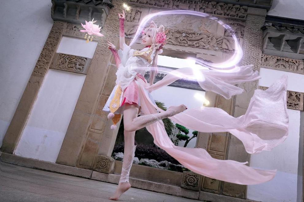 露儿大魔王cos祢豆子，拍摄森林主题照片，绝美不可错过