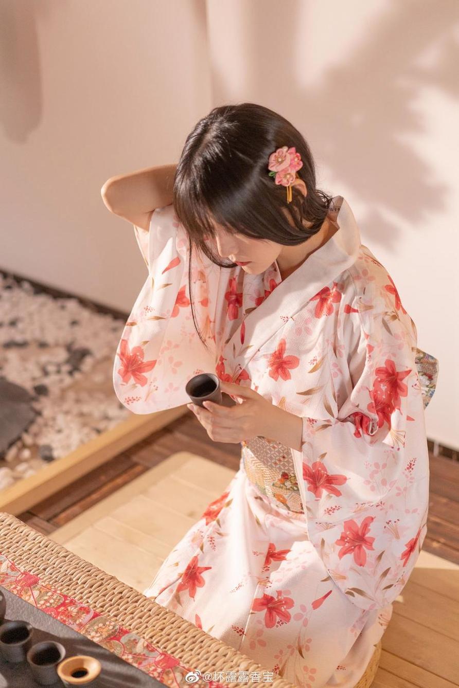 精美绝伦！香草喵露露个人简介中的原图实在是难以抗拒。